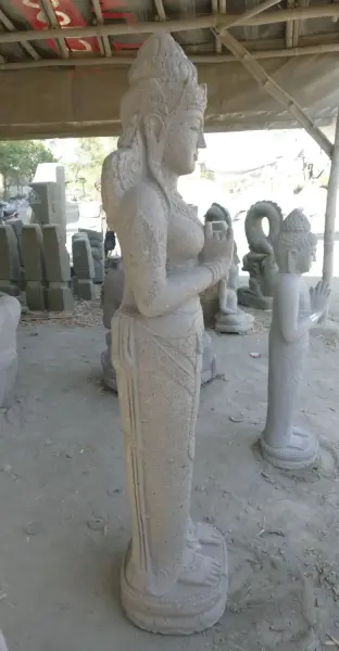 Product image 4 of the product “Standing Sri Dewi. Made from riverstone. Height 175cm ”